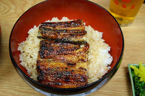 Sau đó lượn được cho vào nồi gỗ, hấp khoảng 40 phút để thịt lươn thật mềm ngọt. Lươn hấp chín được nhúng vào nước tương và đem nướng lại một lần nữa. Để miếng thịt lươn có màu sắc đẹp và hương vị đậm đà hơn, người đầu bếp sẽ rưới nước tương Koikuchi shoyu lên bề mặt thịt lươn và nướng nhiều lần cho đến khi thịt trở thành màu đỏ bắt mắt. Ảnh: xzone