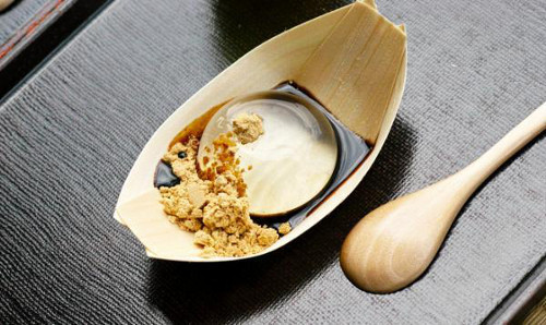 Vị ngọt lành của nước tan dần trong miệng và trôi xuống cổ họng mát lạnh. Đây thực sự là món ăn hạ nhiệt số một trong mùa hè. Đó cũng chính là lý do mà mỗi mùa hè, luôn có những hàng dài người xếp hàng đứng chờ để thưởng thức bánh tại cửa hàng. Ảnh: tapchitangcan