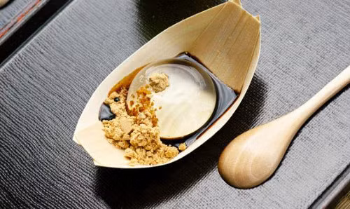 Vị ngọt lành của nước tan dần trong miệng và trôi xuống cổ họng mát lạnh. Đây thực sự là món ăn hạ nhiệt số một trong mùa hè. Đó cũng chính là lý do mà mỗi mùa hè, luôn có những hàng dài người xếp hàng đứng chờ để thưởng thức bánh tại cửa hàng. Ảnh: tapchitangcan