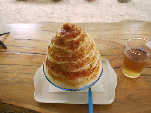 Kakigori là món ăn mát lạnh giúp du khách giải nhiệt trong những ngày hè nắng gắt ở Nhật Bản. Kakigori mang hương vị si-rô và sữa đặc rất đặc thù. Ảnh: tourdulịchnhậtbản