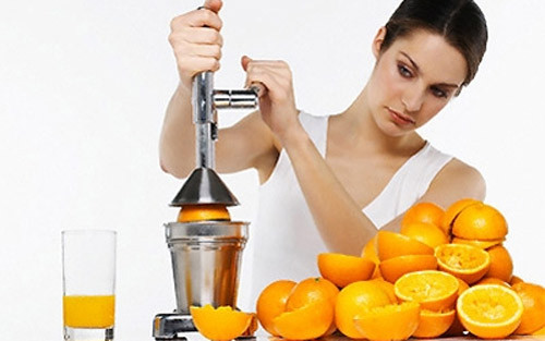 Nếu bạn cảm thấy việc uống nước lọc trước bữa ăn thật nhàm chán, thì hãy sử dụng nước rau ép, nước trái cây để thay thế. Ví dụ như nước ép cà chua, cà rốt, rau cải, nước bí…đều là những loại nước rất ngon. Những ly nước ép này còn giúp bạn giảm nhiệt.