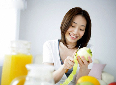 Một mẹo nhỏ để có thể vừa ăn lại vừa giảm trong ngày nóng là bạn nên ăn một chút trái cây có vị chua trước bữa ăn. Chúng sẽ kích thích nhu động đường ruột, nhờ đó mà thức ăn hấp thụ dễ hơn và vòng 2 sẽ hạn chế ở mức bạn mong muốn.