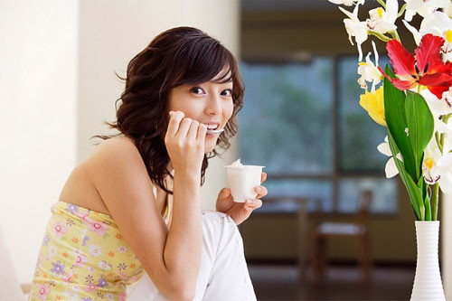 Hoặc bạn có thể bổ sung sữa chua - một trong những thực phẩm giảm béo rất tốt. Hãy đảm bảo mỗi ngày ăn ít nhất một cốc sữa chua nhé.