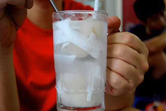 Nếu muốn giải khát bằng nước dừa, cần phải tuân thủ một nguyên tắc là ngồi nghỉ cho cơ thể hồi phục năng lượng, uống nước dừa từng chút một và không uống quá nhiều.