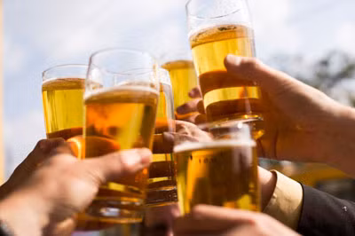 Bởi vậy, bạn nên ngừng uống bia ít nhất 2 tuần trước khi thời gian phẫu thuật dự kiến.