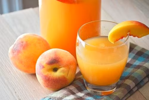 Có thể làm sinh tố đào nhiều một lần rồi để bình trong tủ lạnh uống dần trong ngày. Ảnh: vocvach