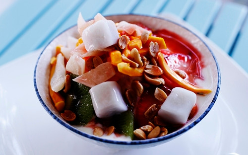 Patbingsu (đá bào Hàn Quốc). Đây là một món giải nhiệt của người Hàn Quốc. Khoảng 1-2 năm trước, Patbingsu đã xuất hiện ở Việt Nam nhưng chỉ ở các quán ăn cho người Hàn Quốc. Mùa hè năm nay Patbingsu xuất hiện nhiều trong các quán ăn Việt Nam và bỗng rộ lên thành món giải nhiệt được giới trẻ đặc biệt yêu thích. Ảnh: staticflickr