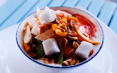 Patbingsu (đá bào Hàn Quốc). Đây là một món giải nhiệt của người Hàn Quốc. Khoảng 1-2 năm trước, Patbingsu đã xuất hiện ở Việt Nam nhưng chỉ ở các quán ăn cho người Hàn Quốc. Mùa hè năm nay Patbingsu xuất hiện nhiều trong các quán ăn Việt Nam và bỗng rộ lên thành món giải nhiệt được giới trẻ đặc biệt yêu thích. Ảnh: staticflickr