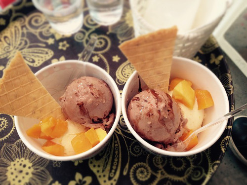 Khi đã cho vào ly, kem chảo không khác các món kem phổ biến với các nguyên liệu phổ biến như vani, sô cô la, dừa, dâu... Cách chế biến độc đáo, mới lạ chính là điểm khiến món kem xào trên chảo thu hút được thực khách. Ảnh: tintuc