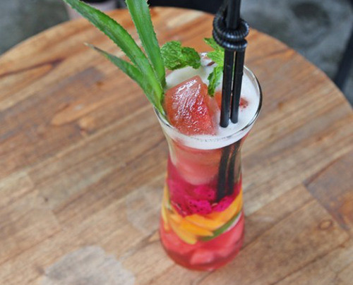 Trà detox là một loại thức uống "hot" nhất mùa hè năm nay. Đây là đồ uống vô cùng dễ làm và còn cực kỳ tốt cho sức khỏe với tác dụng thải độc, giảm cân. Trà detox được chế biến từ trà chanh, hoa quả tươi theo mùa và nước ép của một số loại rau củ giải nhiệt. Ảnh: trithuctre