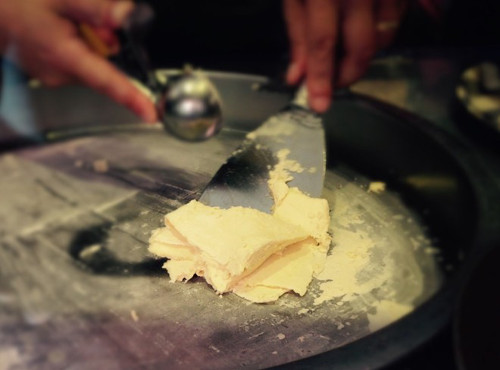 Kem xào trên chảo là món kem được chế biến trực tiếp trên chiếc chảo lạnh âm 27 độ C. Sau khi pha dung dịch bột kem, người làm kem đổ vào chiếc chảo lạnh rồi dùng xẻng phết đều dung dịch khắp bề mặt chảo. Tiếp tục đảo qua đảo lại cho đến khi dung dịch đông sệt lại tạo thành những lát kem mỏng. Cuối cùng dùng muôi múc tạo thành những viên kem rồi bỏ vào ly giấy. Ảnh: zing