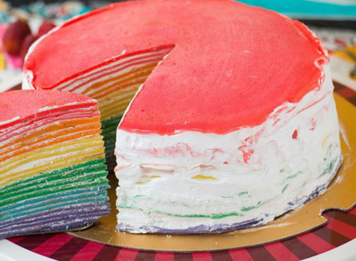 Bánh crepe nhiều lớp là loại bánh truyền thống của Pháp gồm 20 lớp bánh crepe rất mỏng. Mỗi lớp được tách biệt với nhau bằng một lớp kem pastry creama. Lớp crepe dai dai hòa quyện với lớp kem tươi béo ngậy nhưng không quá ngọt đã tạo nên hương vị nhẹ nhàng, tinh tế khó quên. Món bánh này có giá khá cao 65.000 đồng/phần nhưng bù lại thực sự chất lượng. Ảnh: beanies