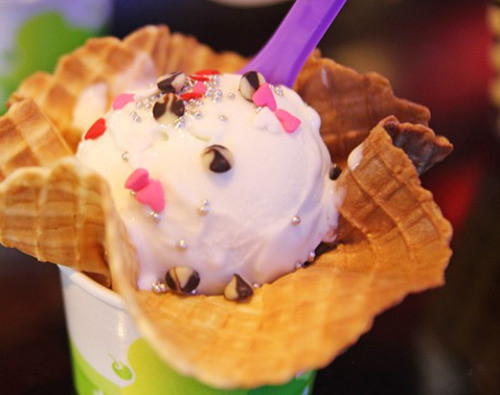 Một phần kem nhỏ nhắn trong cốc giấy với một viên kem to, vỏ ốc quế bao ngoài, thêm chocolate chip, hạnh nhân... Khi được dọn ra, kem vẫn còn nguyên ni tơ nghi ngút khói. Món kem ni tơ lỏng có đủ vị dâu tây, chocolate, vani, mojito... Với giá 59.000 đồng/phần kem, bạn hoàn toàn có thể thoải mái đi chơi và tạt qua phố Hàng Giày hay Đào Duy Từ để thưởng thức. Ảnh: trithuctre