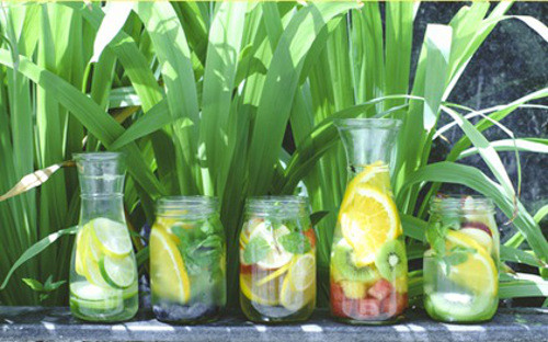 Trà detox không sử dụng siro nhân tạo mà chỉ đơn giản là trà chanh, thêm các loại hoa quả theo mùa. Một ly trà trái cây detox có thể kết hợp với đủ loại trái cây màu sắc rực rỡ như thanh long ruột đỏ, xoài, chanh, dưa hấu... Thức uống chua chua, ngọt ngọt, mát lạnh với giá khoảng 50.000 đồng giúp giải nhiệt và giải độc hiệu quả. Ảnh: baohay