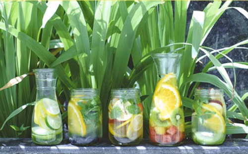 Trà detox không sử dụng siro nhân tạo mà chỉ đơn giản là trà chanh, thêm các loại hoa quả theo mùa. Một ly trà trái cây detox có thể kết hợp với đủ loại trái cây màu sắc rực rỡ như thanh long ruột đỏ, xoài, chanh, dưa hấu... Thức uống chua chua, ngọt ngọt, mát lạnh với giá khoảng 50.000 đồng giúp giải nhiệt và giải độc hiệu quả. Ảnh: baohay