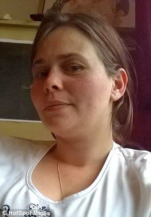 Trước đây, bác sỹ gia đình chẩn đoán rằng, những hiện tượng phồng rộp và tróc vảy của da chỉ là bệnh ghẻ. Sau đó, tình trạng không khỏi nên Laura đến bệnh viện để kiểm tra. Bác sỹ cho biết, cô bị chứng dị ứng hiếm người gặp và sẽ phải kiêng cữ với ánh sáng mặt trời. Laura phải tránh ra ngoài trời trong khoảng thời gian từ 11 giờ trưa đến 3 giờ chiều.