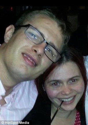 Cô Laura Martindale (26 tuổi, người Anh) mắc một chứng bệnh lạ khiến cho làn da bị phồng rộp, chảy nước mỗi khi ra ngoài nắng. Làn da của cô có thể bị đốt cháy và tan chảy khi tiếp xúc với tia UV A và UV B. Bệnh này được phát hiện vào đầu năm nay.