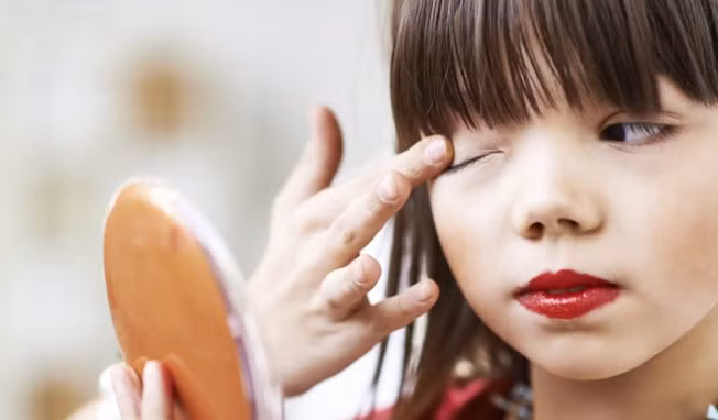 Dậy thì sớm đang là một hiện tượng rất đáng lo ngại ở trẻ em. Trẻ dậy thì sớm thường có cơ thể nhỏ, lùn vì đầu xương sớm đóng kín khi quá trình dậy thì kết thúc. Tâm lý của trẻ bị dậy thì sớm thường không ổn định, dễ cáu gắt hoặc trầm cảm, có nhu cầu tình dục sớm theo bản năng nhưng do chưa đủ tuổi nhận thức nên dễ mắc sai lầm hoặc bị kẻ xấu lợi dụng. Ảnh minh họa.