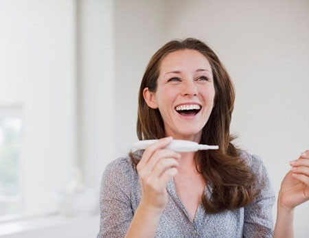 Đầu tiên, hãy sắm một chiếc nhiệt kế và để nó ngay đầu giường để tiện cho việc kiểm tra mỗi sáng sớm hàng ngày. Trước khi bước ra khỏi giường, bạn hãy kiểm tra nhiệt độ cơ thể. Cặp nhiệt độ vào nách và nằm yên trong 10 phút.