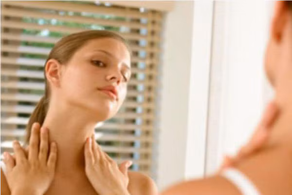 Ngoài cách kiểm tra trên thì còn có cách khác tự kiểm tra tuyến giáp. Bạn đứng trước gương và nhìn thẳng vị trí tuyến giáp (khu vực ngay dưới yết hầu) rồi ngửa cổ ra sau sao cho vẫn nhìn thấy tuyến giáp.