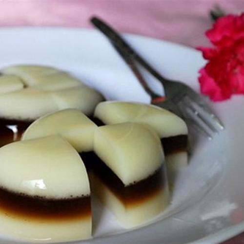 Múc nước rau câu nóng vào bát sầu riêng dẻo với cốt dừa ở trên, đổ vào máy xay nhuyễn. Hỗn hợp ngội thì đổ ra khuôn. Pha cà phê đen với đường cát rồi hòa cùng một bát nước rau câu. Khi thấy lớp rau câu ban đầu vừa đông lại thì ta đổ tiếp phần nước rau câu cà phê lên. Tương tự, đổ tiếp một lớp rau câu thứ 3. Sau khi đông, cất hỗn hợp vào ngăn mát tủ lạnh. Ảnh: cooky