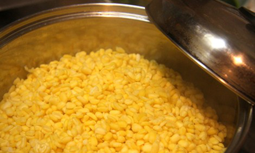 Chè sầu riêng đậu xanh mát lạnh, béo thơm và có vị ngọt nhẹ tan trên đầu lưỡi vô cùng quyến rũ. Đậu xanh sau khi ngâm, rửa sạch cho vào nồi nấu chín (tương tự nấu cơm). Hạt đậu mềm và nở bung là được. Sầu riêng gỡ lấy phần cơm. Đường thốt nốt giã vụn. Ảnh: cachnauan.