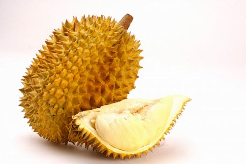 Sinh tố sầu riêng. Ly sinh tố sầu riêng vàng óng, thơm lừng, mát ruột là một thức uống "gây nghiện" cho nhiều người. Sầu riêng tách lất phần cơm. Sau đó cho vào máy xay cùng sữa tươi không đường xay nhuyễn. Ảnh: vtc