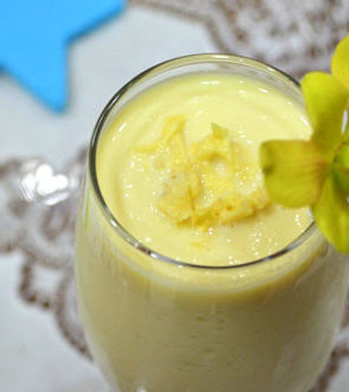 Thêm 2 muỗng sữa đặc và 1 muỗng đường vào xay tiếp. Cuối cùng, trút đá đập nhỏ vào hỗn hợp rồi xay tiếp một lần nữa. Rót sinh tố ra ly và thưởng thức. Ảnh: vietdethuong