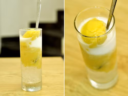 Khuấy đều cho đến khi hỗn hợp chè sầu riêng sánh lại.Thêm nước cốt dừa và sữa tươi vào tiếp tục khuấy đều. Thêm chút vani cho món chè dậy mùi rồi đổ ra cốc. Chè nguội thì cho vào ngăn mát tủ lạnh. Có thể ăn chè sầu riêng với đá bào nhỏ cũng rất tuyệt. Ảnh: vietq