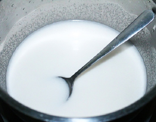 Thạch sầu riêng thơm ngọt và lôi cuốn thực khách bởi hương vị đặc trưng của trái sầu riêng. Sầu riêng bóc phần cơm vàng rồi cho vào bát cùng nước cốt dừa dằm nhuyễn. Pha bột rau câu cứng với nước lạnh theo đúng chỉ dẫn. Khuấy đều cho tan rồi bắc lên bếp đun. Nước sôi thì cho đường vào và tiếp tục khuấy đều đến khi thấy sánh là được Ảnh: lambanh365