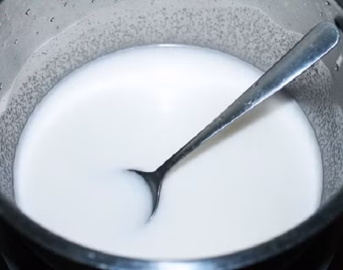 Thạch sầu riêng thơm ngọt và lôi cuốn thực khách bởi hương vị đặc trưng của trái sầu riêng. Sầu riêng bóc phần cơm vàng rồi cho vào bát cùng nước cốt dừa dằm nhuyễn. Pha bột rau câu cứng với nước lạnh theo đúng chỉ dẫn. Khuấy đều cho tan rồi bắc lên bếp đun. Nước sôi thì cho đường vào và tiếp tục khuấy đều đến khi thấy sánh là được Ảnh: lambanh365