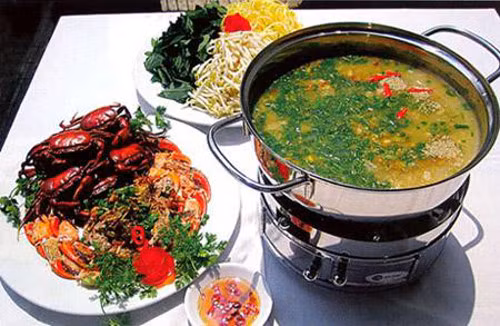 Lẩu bần Phù Sa. Sự hấp dẫn của lẩu bần không chỉ nằm ở cái tên “trái bần” đồng quê dân dã mà chính là hương vị rất đặc trưng của món ăn. Nước lẩu được ninh từ cá tươi để có vị ngọt thơm đặc trưng, có thêm xương heo được nêm nếm vừa ăn với một chút nước cốt me chua. Ảnh: toibay