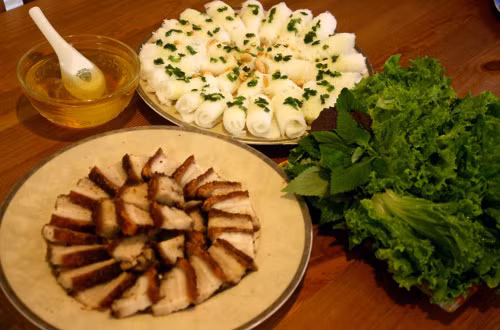 Bánh hỏi – heo quay. Mảnh đất sinh ra kình ngư Ánh Viên còn nổi tiếng với bánh hỏi – heo quay. Bánh hỏi là món ăn được làm từ bột gạo, được ăn kèm với thịt heo quay, rau thơm và chấm nước mắm, nước tương chua cay ngọt. Chiếc cuốn bánh hỏi trăng tinh, nhỏ xíu,ăn kèm rau sống, heo quay nóng hổi, chấm nước mắm chua ngọt dễ khiến cả những thực khách khó tính nhất cũng phải thích mê ngay từ lần đầu thưởng thức. Ảnh: livecantho