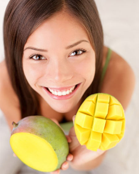 10. Điều trị thiếu máu. Xoài rất giàu chất sắt và vitamin C giúp tăng cường hấp thụ tối đa lượng sắt cho cơ thể. Vì vậy, chúng rất thích hợp với người mắc bệnh thiếu máu, phụ nữ mang thai.