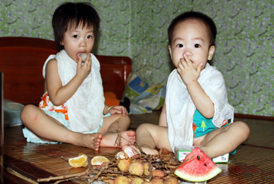 Người ta quan niệm, trẻ em phải giết sâu bọ ngay khi ngủ dậy và còn ngồi trên giường. “Giết” xong rồi mới rửa mặt mũi chân tay, rồi bắt đầu nhuộm móng tay, móng chân, đeo chỉ ngũ sắc. Ảnh: dantri.com.vn.