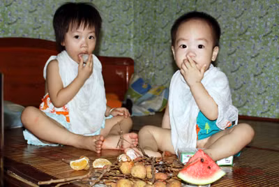 Người ta quan niệm, trẻ em phải giết sâu bọ ngay khi ngủ dậy và còn ngồi trên giường. “Giết” xong rồi mới rửa mặt mũi chân tay, rồi bắt đầu nhuộm móng tay, móng chân, đeo chỉ ngũ sắc. Ảnh: dantri.com.vn.