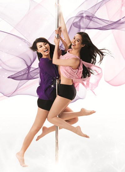 Múa cột. Đây là một bộ môn thể thao thú vị, kết hợp giữa nhảy múa và nhào lộn, giữa thể thao và nghệ thuật. Những động tác vũ đạo gợi cảm khiến cơ bắp phần bụng của bạn được vận động tối đa, đặc biệt là phần đai lưng, eo. Ảnh: Internet.