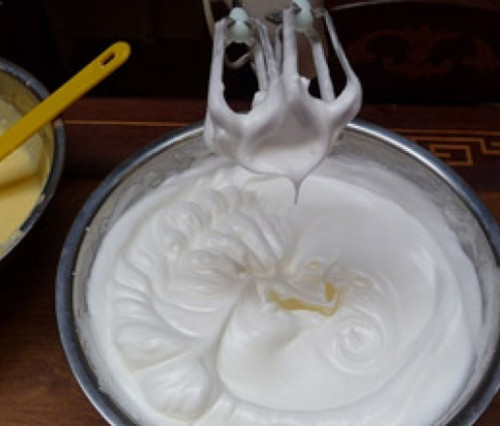 Cho kem tươi ra bát tô và dùng máy đánh bông kem lên. Đổ phần sữa mận đã xay vào trộn đều. Ảnh: taymay