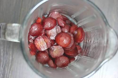 Mận tươi gọt vỏ, bỏ hạt, cho vào máy xay sinh tố xay nhuyễn. Sau đó cho sữa và đường vào xay chung. Ảnh: photobucket