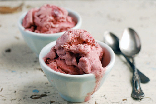 Lấy muỗng nạo kem thành viên tròn cho vào ly và thưởng thức. Ảnh: songmoi