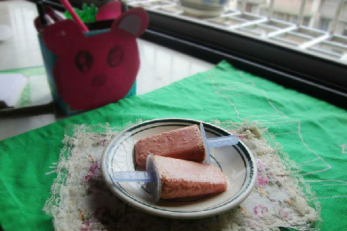 Để hỗn hợp kem vào tủ lạnh vài tiếng, kem đông lại là ăn được. Kem mận sữa chua là món ăn ngon, rất thích hợp cho những cô nàng sợ béo. Ảnh: emdep