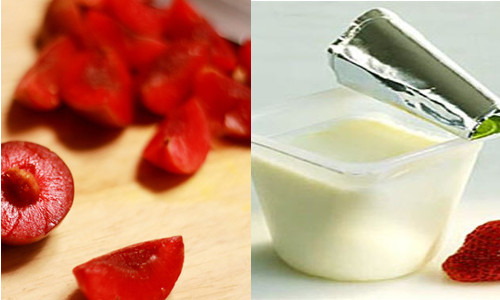 Có thể làm kem mận với sữa chua cũng rất đơn giản. Mận gọt vỏ, cắt miếng. Cho mận và sữa chua vào máy xay sinh tố xay nhuyễn. Sau đó đổ hỗn hợp vào khuôn làm kem. Ảnh: tinmoi