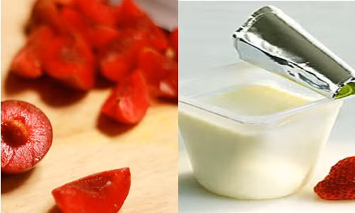 Có thể làm kem mận với sữa chua cũng rất đơn giản. Mận gọt vỏ, cắt miếng. Cho mận và sữa chua vào máy xay sinh tố xay nhuyễn. Sau đó đổ hỗn hợp vào khuôn làm kem. Ảnh: tinmoi