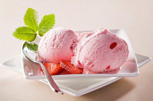 Cất hỗn hợp kem mận vào ngăn đông tủ lạnh. Khoảng 6 giờ thì lấy ra cho kem vào máy làm kem và làm theo hướng dẫn của máy. Nếu không có máy làm kem thì xới kem cho tơi lên sau đó cho vào tủ lạnh. Xới như vậy 5 lần, mỗi lần cách nhau 2 tiếng thì kem sẽ xốp và mịn. Ảnh: vietq