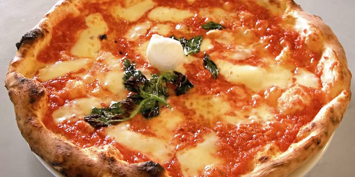 Pizza ở Naples, Italia. Nơi sinh của pizza có quy định nghiêm ngặt về cách làm bánh. Lớp đế của bánh không được dày hơn 2mm và chỉ nướng trong vòng 60 -90 giây ở lò nướng 485 độ. Những chiếc bánh ở vùng này đều có lớp đế dai, không giòn và thường có gia vị tự nhiên như cà chua, húng quế, tỏi. Vì vậy hương vị bánh pizza ở đây rất đặc biệt.