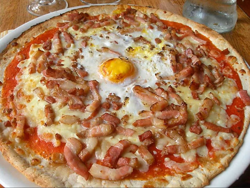 Ở Pháp, Pizza thường được thêm một quả trứng còn nguyên lòng đỏ. Có thể là ốp la rồi bỏ vào hoặc cho trứng trực tiếp lên bề mặt pizza khi còn nóng hổi.