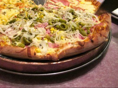 Còn ở Brazil, bánh pizza phổ biến với thịt nguội, pho mát, ngô, đậu xanh và hạt cọ.