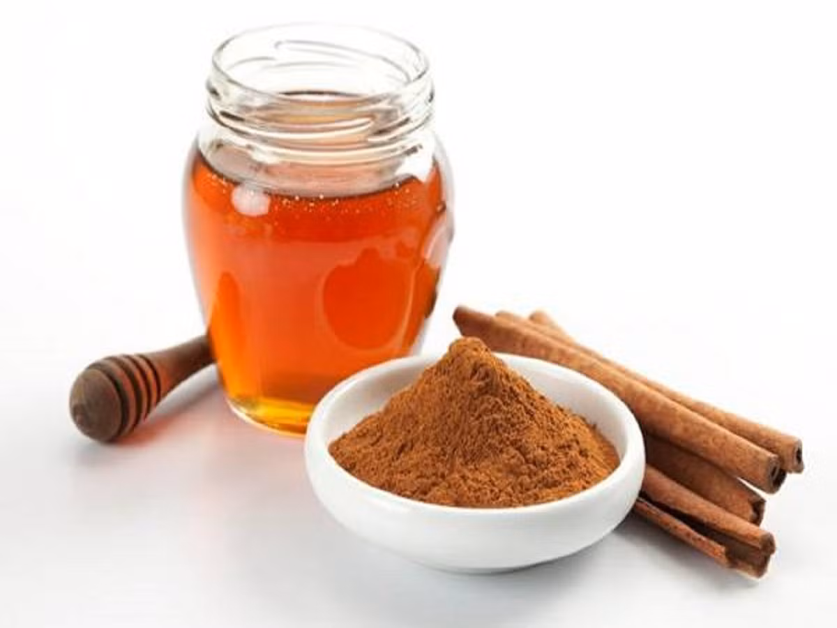 Quế và mật ong. Một ly trà quế và mật ong mỗi buổi sáng và buổi tối trước khi đi ngủ có tác dụng rất tốt cho các sĩ tử trong mùa thi. Trà quế mật ong giúp ngủ ngon, ngủ sâu hơn, làm giảm căng thẳng và cải thiện chức năng nhận thức. Ảnh: Internet.