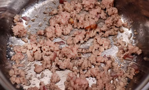 Canh thịt băm nấu sấu không chỉ có vị chua ngon hấp dẫn mà còn là món ăn giải nhiệt hữu hiệu trong mùa hè. Sau khi phi thơm hành khô với chút dầu ăn thì cho thịt băm vào đảσ đều. Thịt săn lại thì cho sấu vào đảσ cùng. Tiếp tục cho cà chua vào đảo đến khi cà chua chín nhuyễn. Ảnh: saigonamthuc