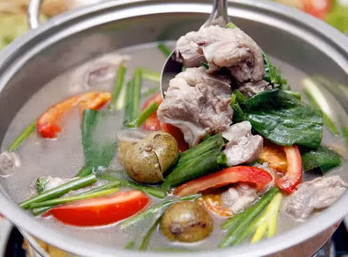  Canh sấu sườn non. Canh sấu nấu sườn là món dễ nấu, dễ ăn. Vị chua chua thanh mát đơn giản từ nguyên liệu giúp tăng thêm phần hấp dẫn cho bữa ăn gia đình. Để nấu món canh này cần có sườn sụn non, sấu xanh, cà chua, rau nhút ( rau rút), hành hoa, mùi tàu. Sườn non sau khi rửa sạch, chặt miếng vừa ăn, chần qua nước sôi. Ảnh: blogspot